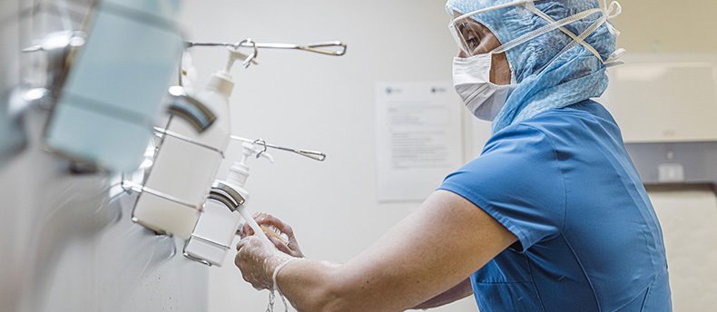 Nurse washing hands to avoid COVID-19.